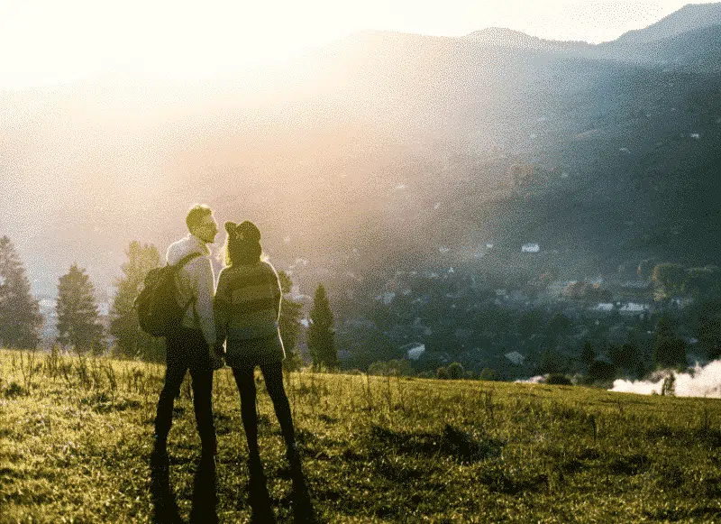 Para blisko siebie przyglądająca się krajobrazowi górskiemu. Fundacja dla Rodziny