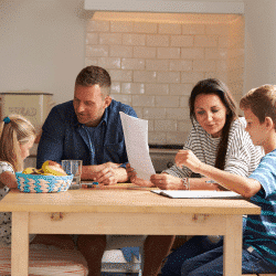 Rodzice przy stole rozmawiają ze swoimi dziećmi: Fundacja dla Rodziny