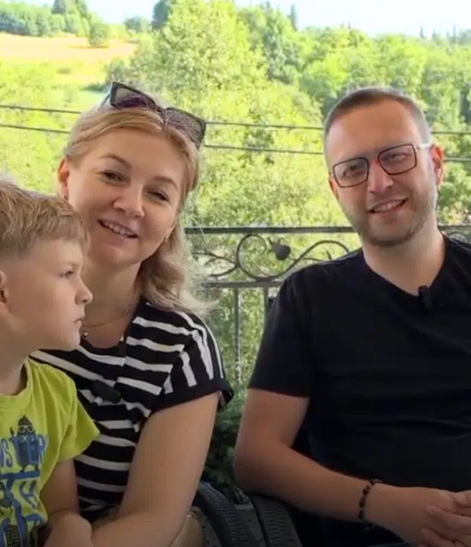 małżeństwo z synkiem siedzący na tarasie