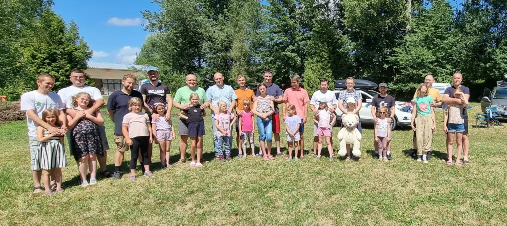 Ojcowie i córki ustawieni w półkręgu.