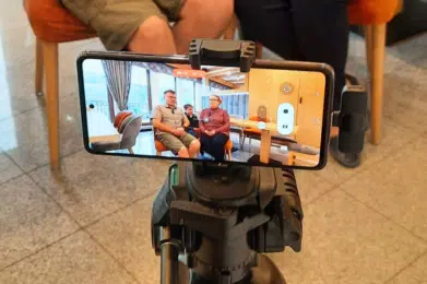 Widok telefonu na statywie w czasie nagrania video.