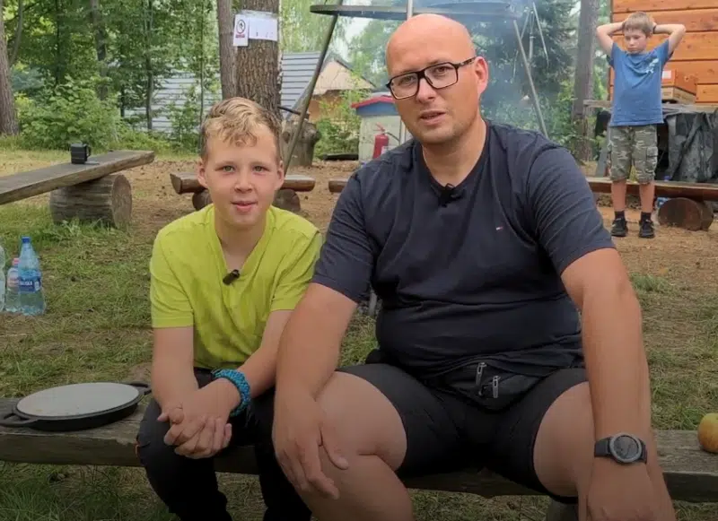 Ojciec i syn siedzący na ławce.