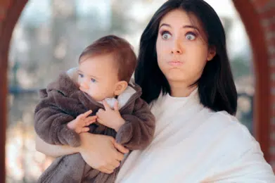 Mama mająca dość wszystkiego, z dzieckiem na ręku