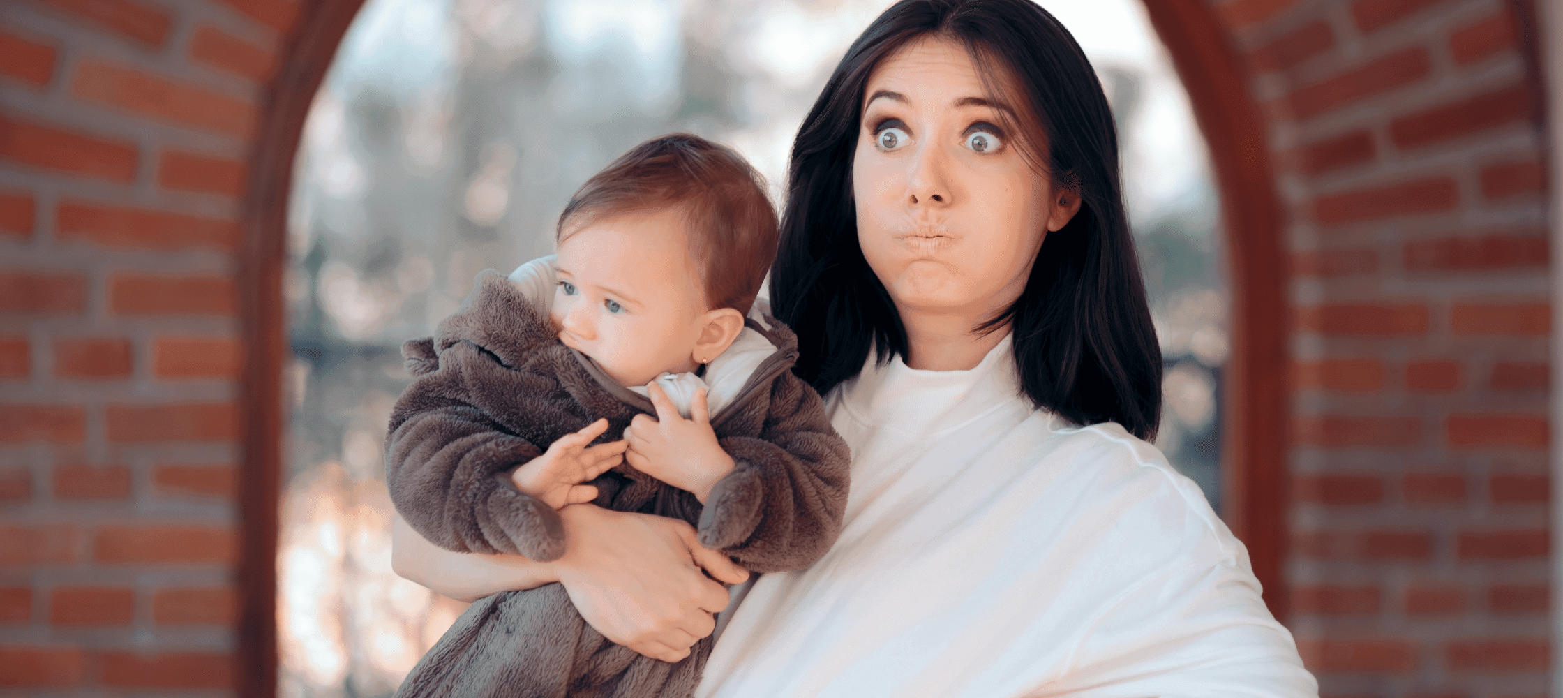 Mama mająca dość wszystkiego, z dzieckiem na ręku