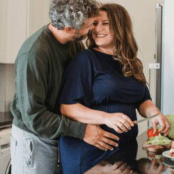 Mąż nachyla się do pocałowania żony