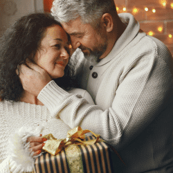 Mąż daje prezent żonie