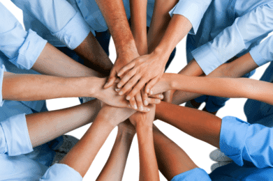 ręce razem złożone, jedna na drugiej