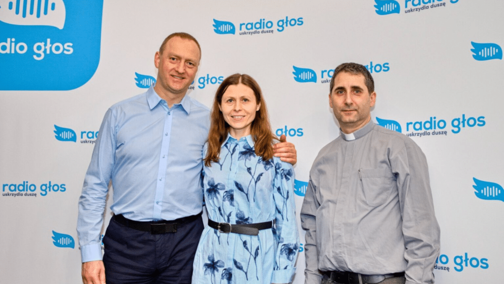 Andrzej i Roksana Cwynar z księdzem, który z nimi rozmawiał w radio