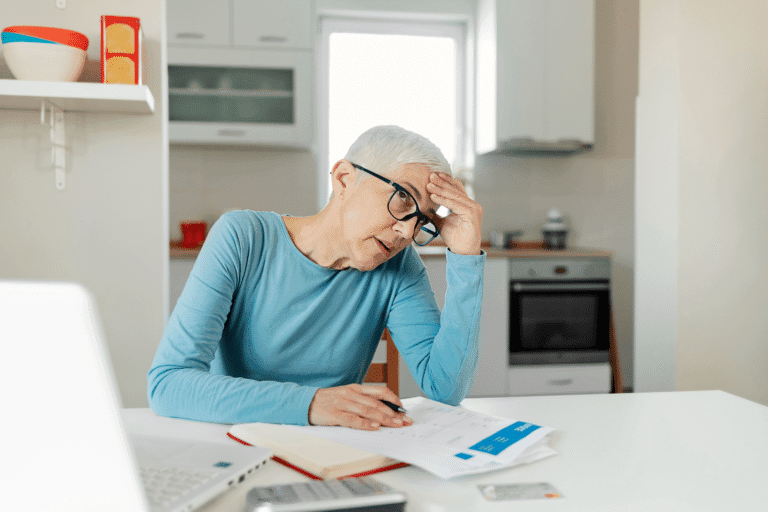 Kobieta podejmuje finansowe decyzje