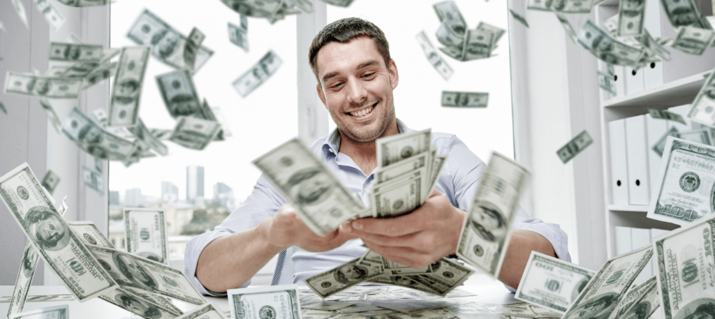 Uśmiechnięty człowiek z dużą ilością dolarów