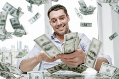 Uśmiechnięty człowiek z dużą ilością dolarów