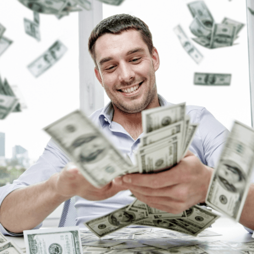 Uśmiechnięty człowiek z dużą ilością dolarów