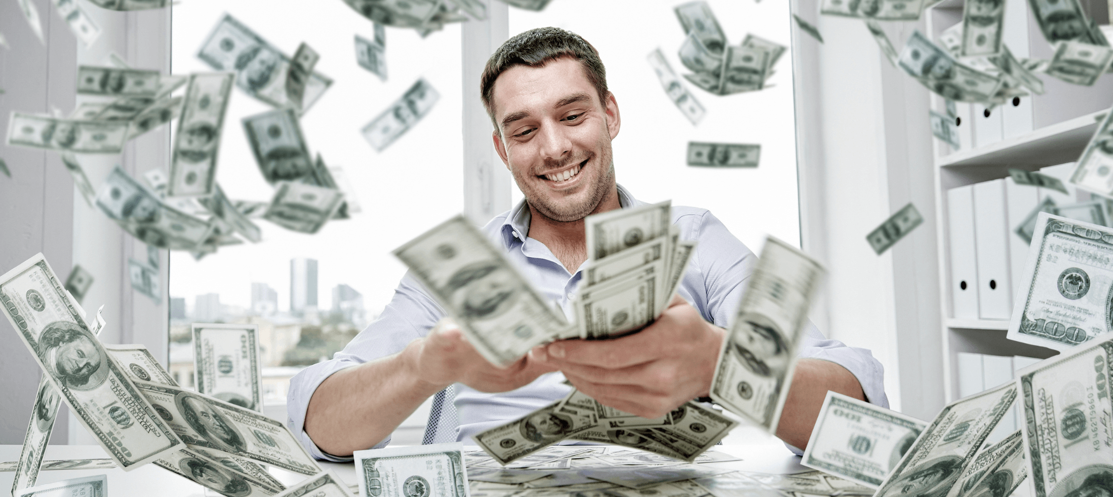 Uśmiechnięty człowiek z dużą ilością dolarów