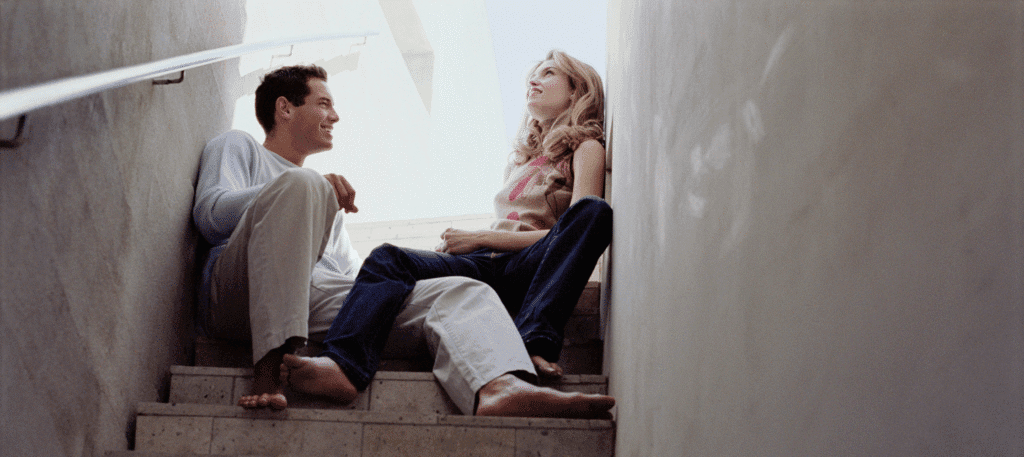 Para siedząca na schodach