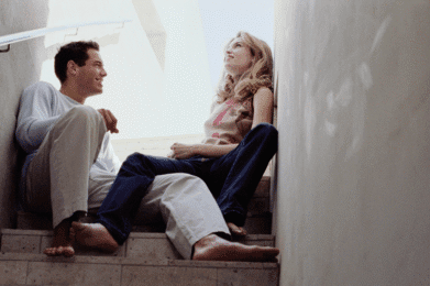 Para siedząca na schodach