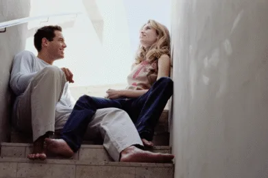 Para siedząca na schodach