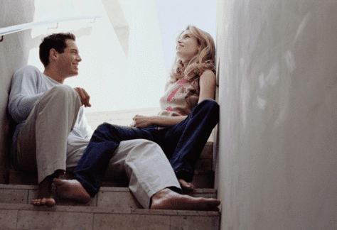 Para siedząca na schodach