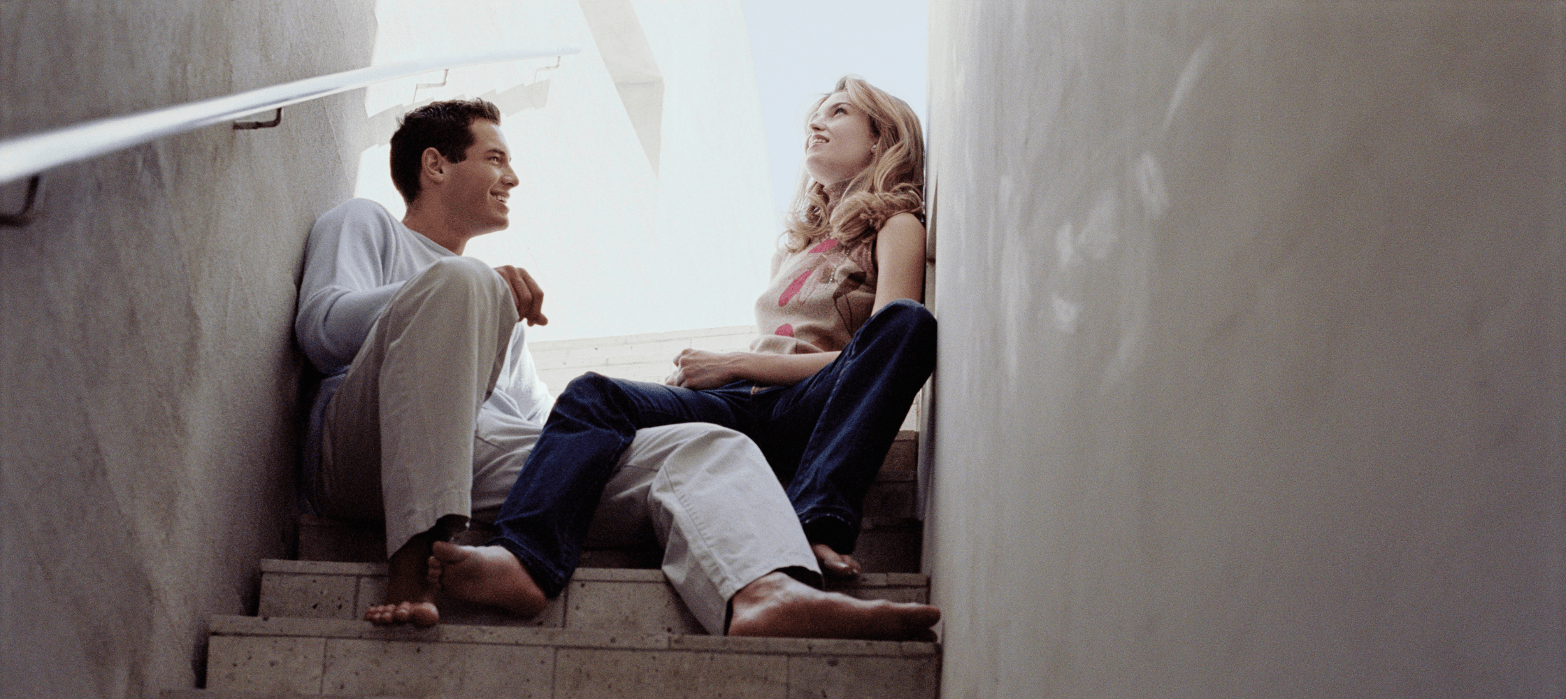 Para siedząca na schodach