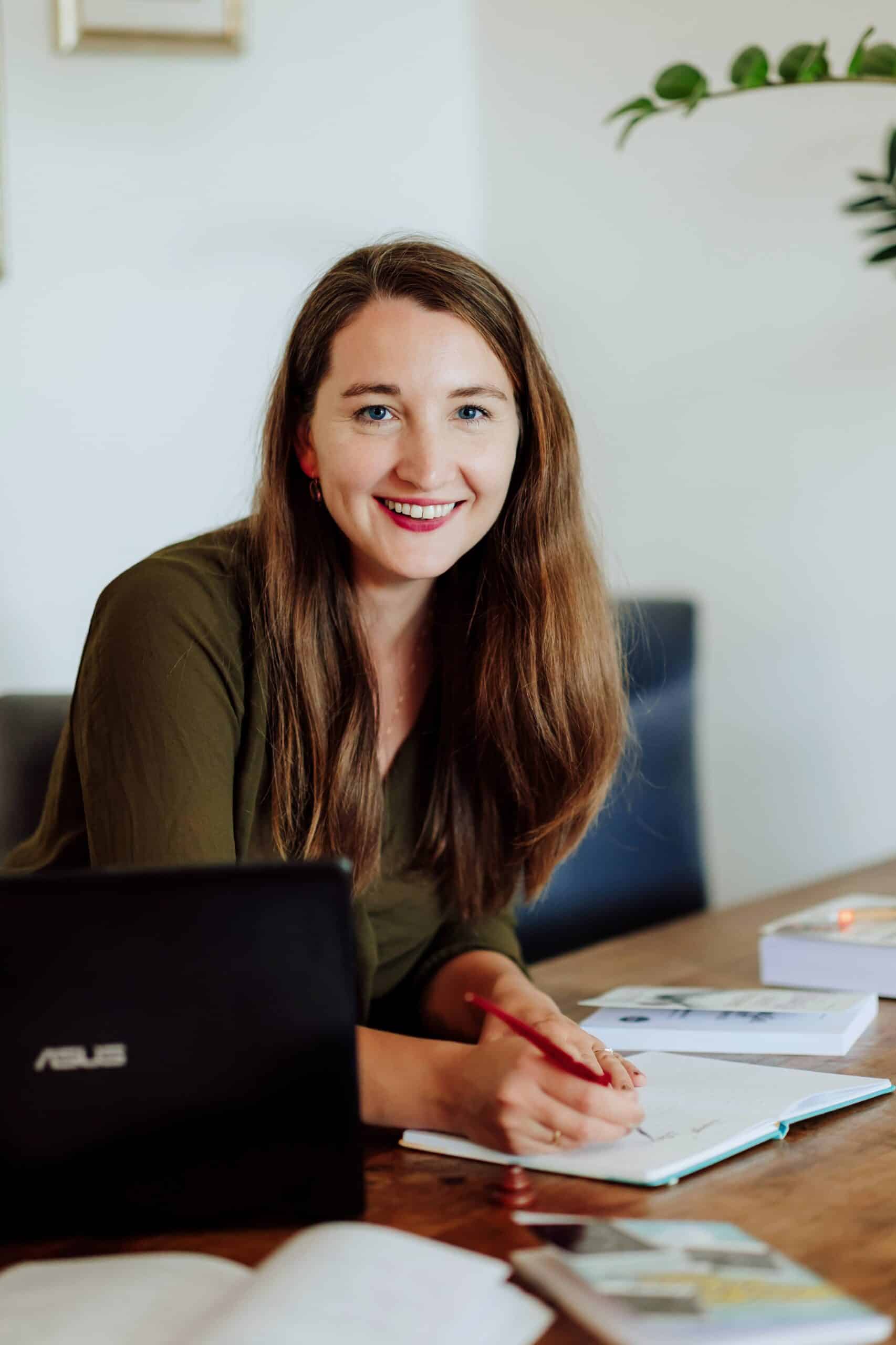 Magda Lubońska za biurkiem