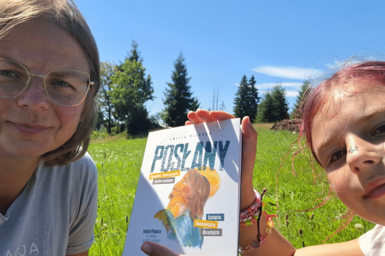 Mama i córka z książką