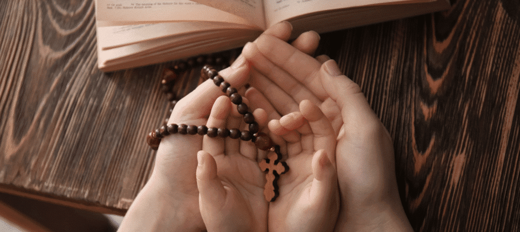 Różaniec na rękach dziecka i taty