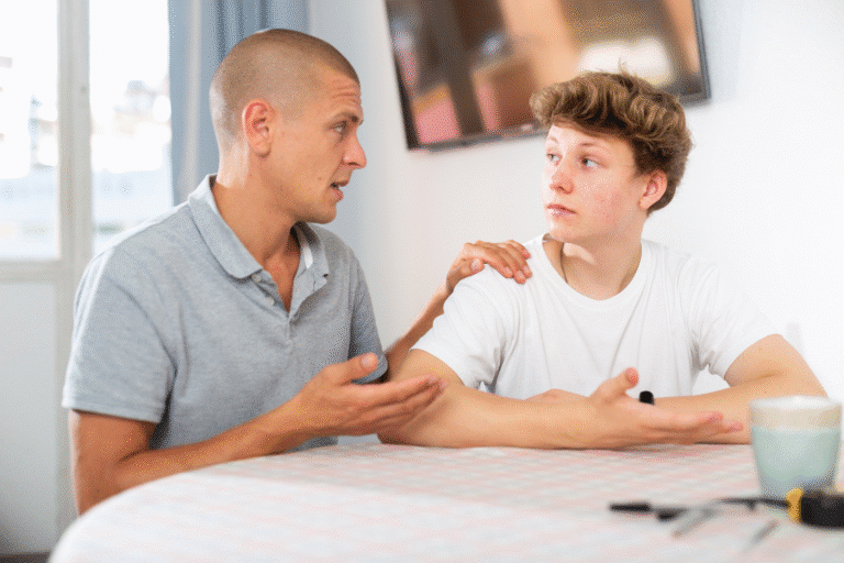 Tata i nastolatek rozmawiają