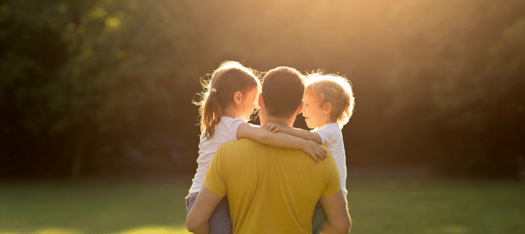 Ojciec z dziećmi na rękach