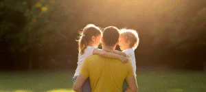 Ojciec z dziećmi na rękach