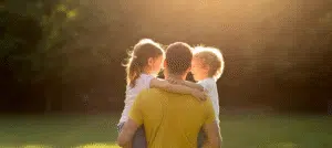 Ojciec z dziećmi na rękach