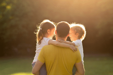 Ojciec z dziećmi na rękach