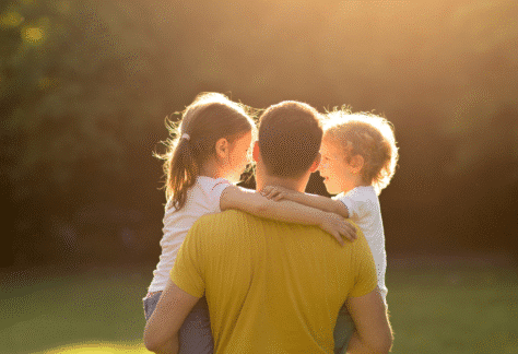 Ojciec z dziećmi na rękach