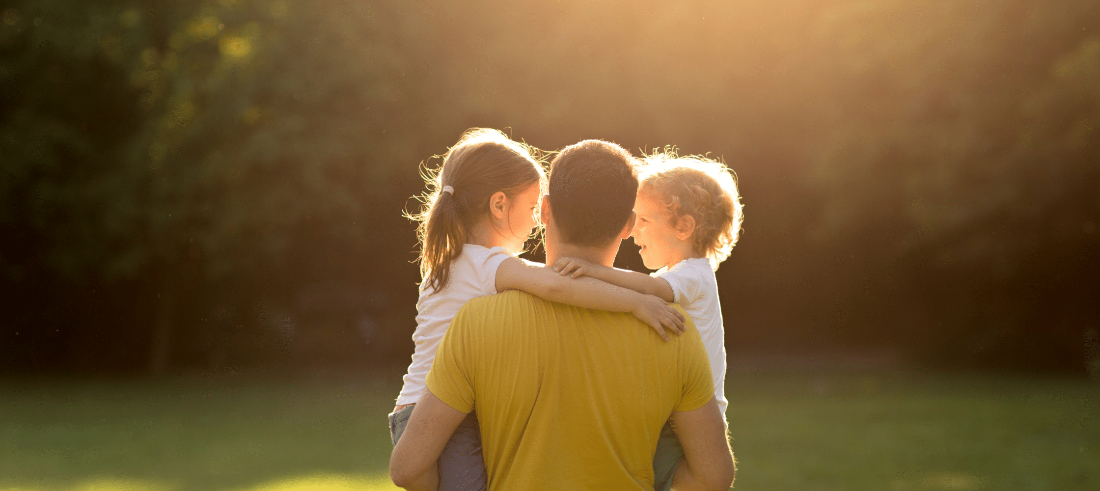 Ojciec z dziećmi na rękach