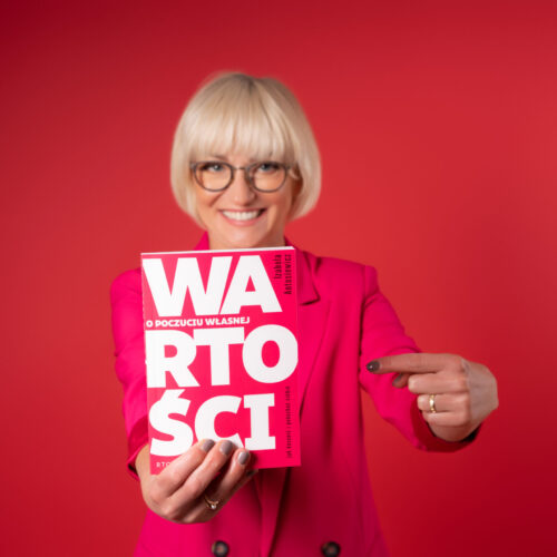 Iza Antosiewicz z książką