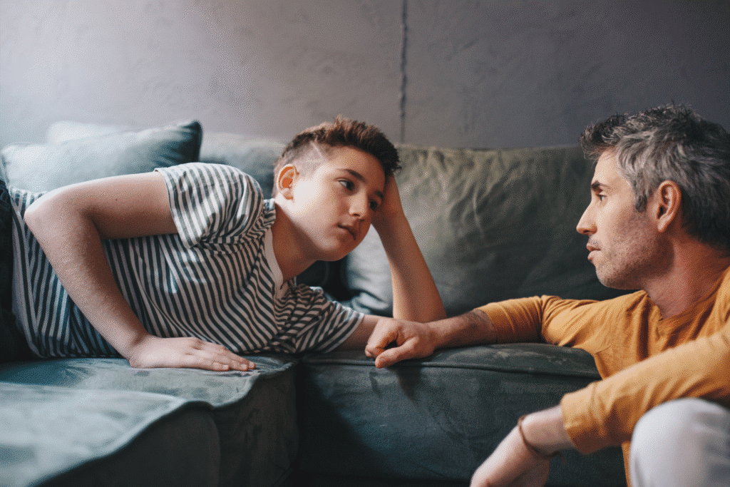 Tata z synem rozmawia na kanapie