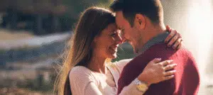 Para patrzy sobie głęboko w oczy, dbają o czystość w małżeństwie