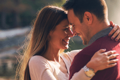 Para patrzy sobie głęboko w oczy