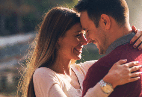 Para patrzy sobie głęboko w oczy