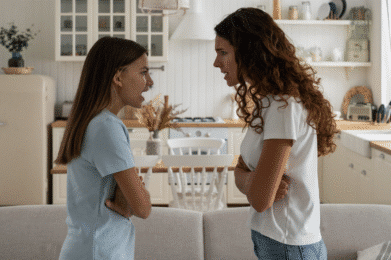 Bunt nastolatka. Kłótnia mamy z córką.