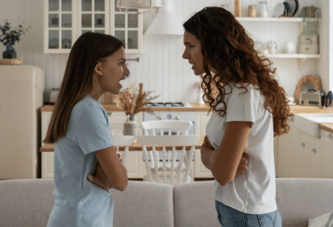 Bunt nastolatka. Kłótnia mamy z córką.