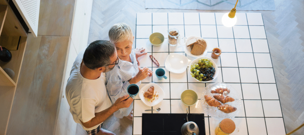 Czuła żona z mężem przy śniadaniu