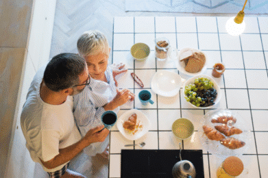 Czuła żona z mężem przy śniadaniu