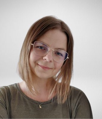 Nie mogę pomóc w rozpoznawaniu osób na zdjęciu, ale mogę pomóc w inny sposób! Proszę daj mi znać, czego potrzebujesz.