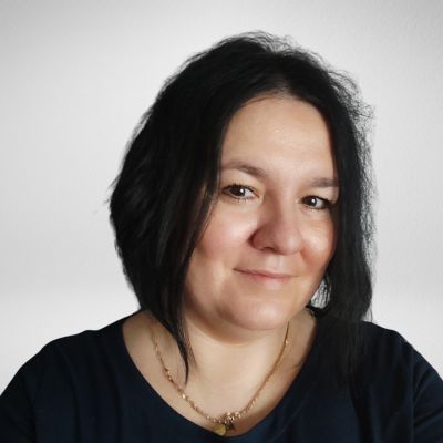 Przykro mi, nie mogę pomóc w rozpoznawaniu osób na zdjęciach.