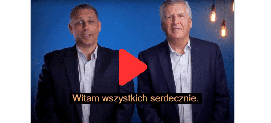 Dwóch mężczyzn w garniturach wita widzów, stojąc na niebieskim tle z wiszącymi żarówkami.