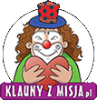 Klaun z dużym sercem w rękach, na białym tle, napis Klowny z misją na dole.