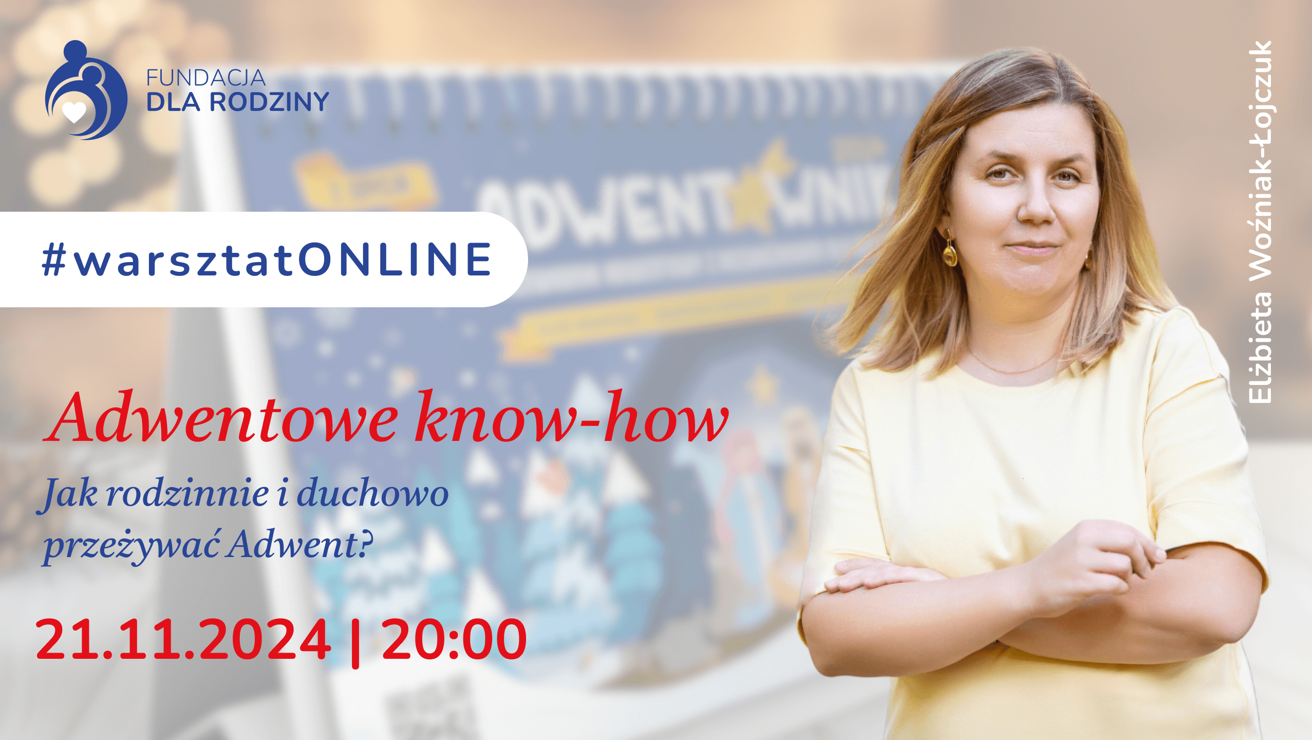 Kobieta w jasnej bluzce na tle plakatu o warsztacie online dotyczącym adwentu, prowadzonym przez Fundację dla Rodziny.