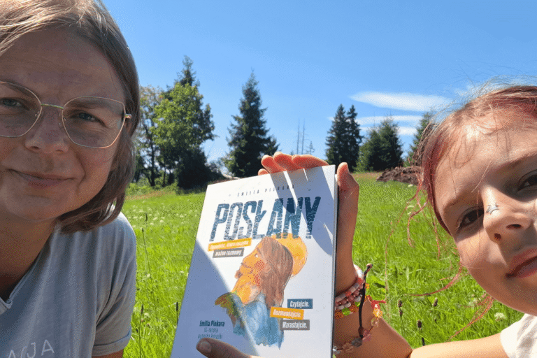 Mama i córka z książką