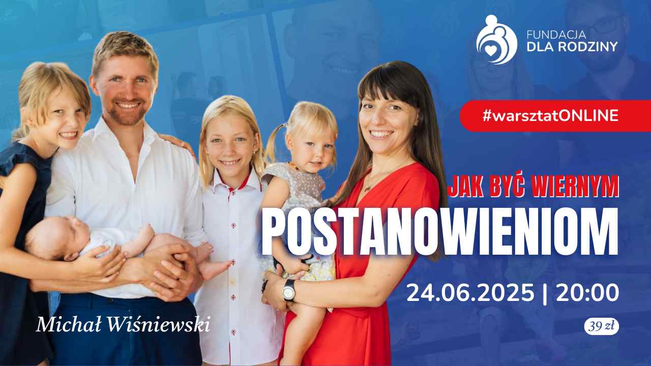 Rodzina uśmiecha się na tle plakatu promującego warsztat online Jak być wiernym postanowieniom, 24.06.2025.