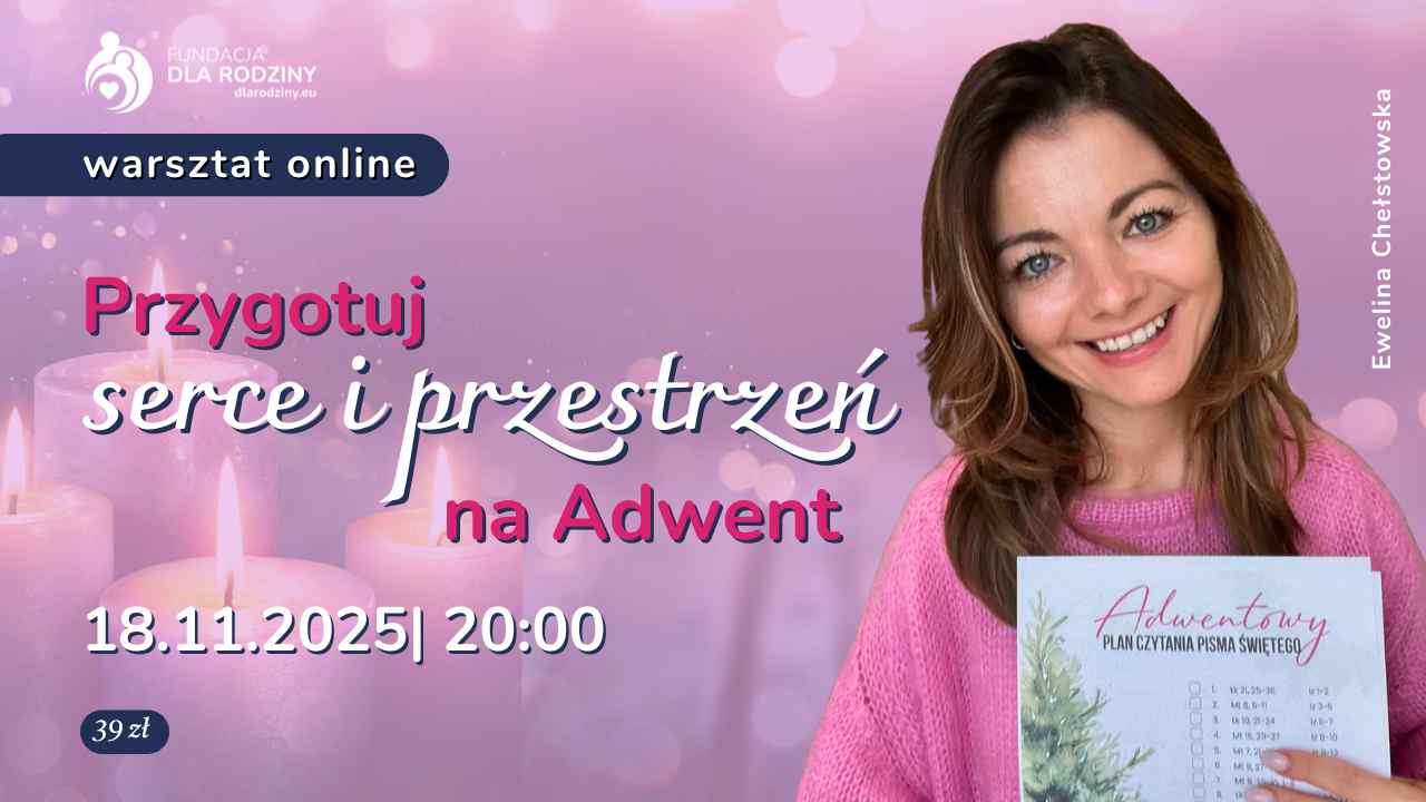 Kobieta w różowym swetrze trzyma ulotkę.